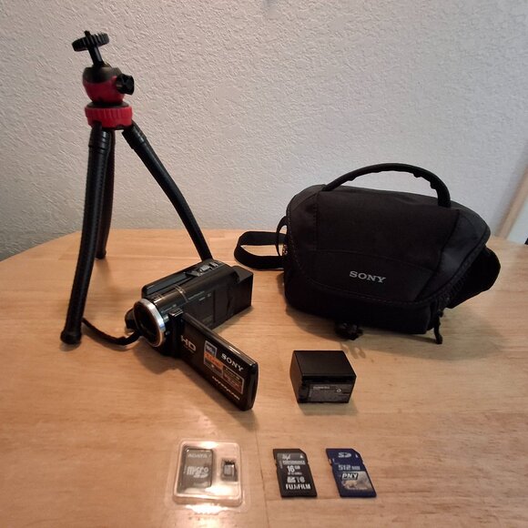 Sony Handycam HDR-XR160 160GB AVCHD Video Camcorder- 3 Memory Cards, 2 Batteries - Picture 1 of 16